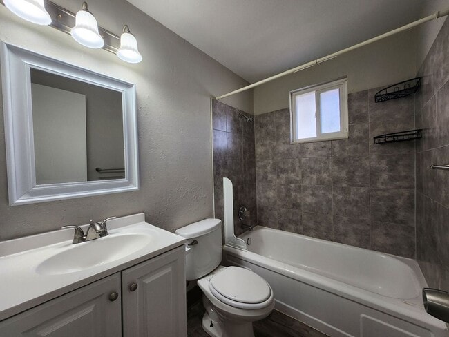 Building Photo - 1626 S Cascade Ave