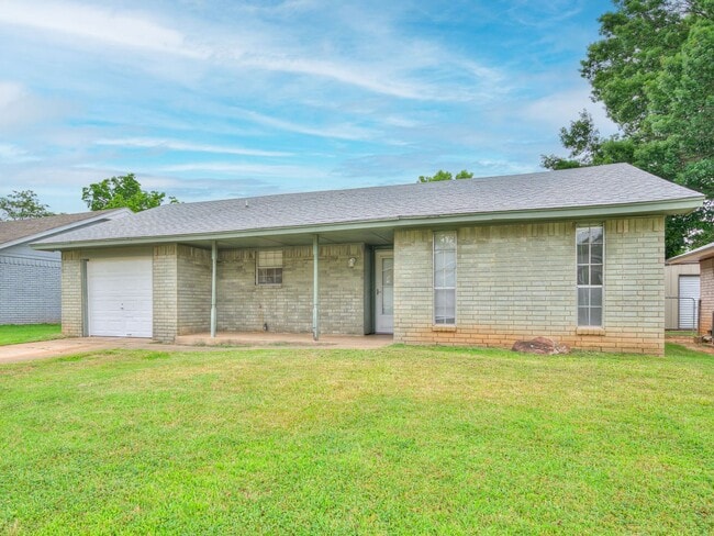 Building Photo - Cute home in Shawnee