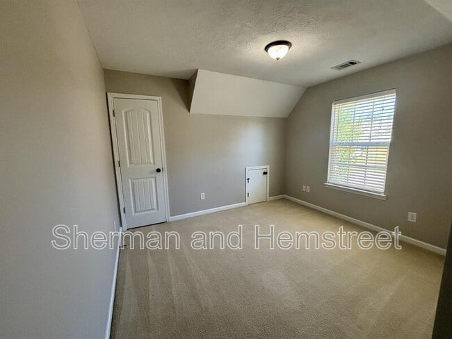 Building Photo - 1426 Collins Dr