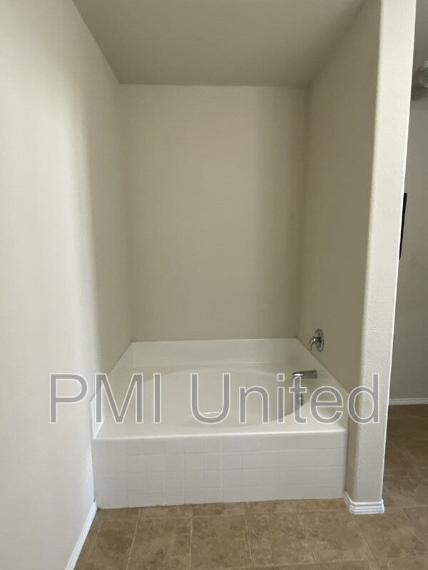 Building Photo - 9145 Blackstone Dr