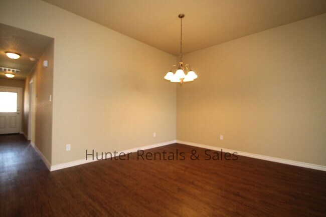 Building Photo - Spacious Duplex!