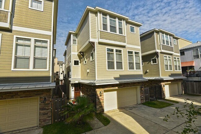 Primary Photo - 2441 Charleston St