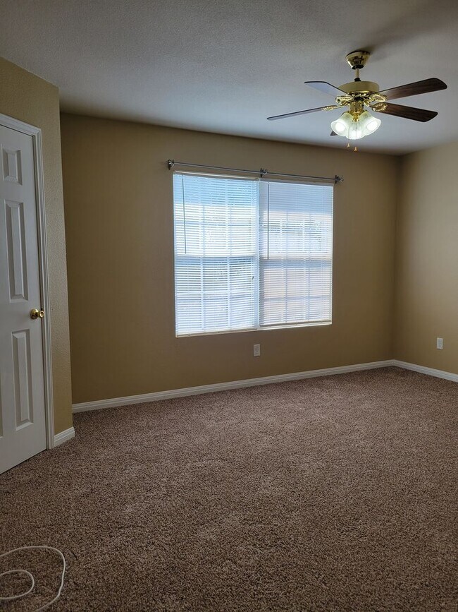 Building Photo - 2611 Echo Dr
