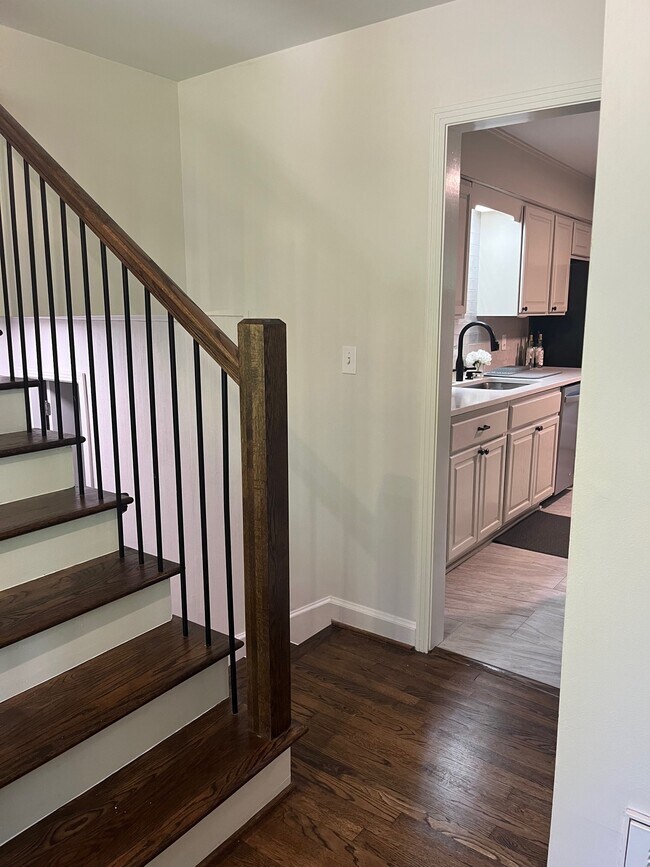 Building Photo - 2202 Idlewood Dr