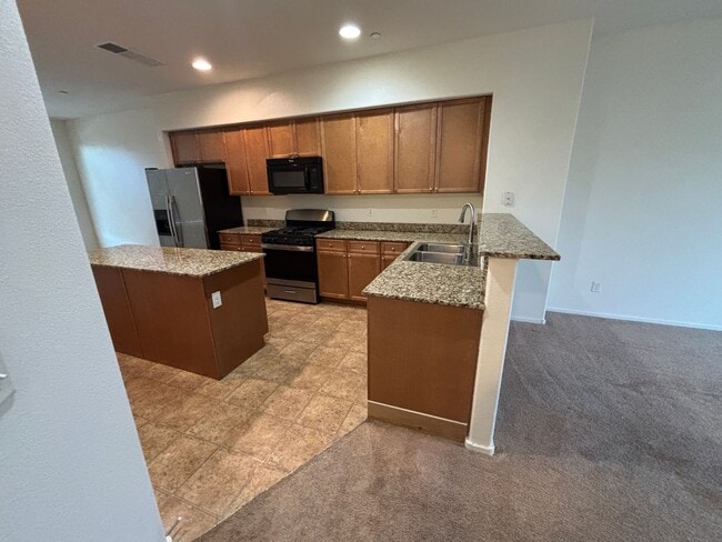 Building Photo - GUARD GATED 3 BED 2.5 BATH 2 CAR GARAGE TOWNHOUSE w/ 3 FLOORS