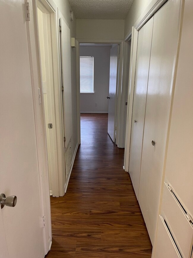 Building Photo - MOVE-IN READY ON 10/3/2025. Single level, ...