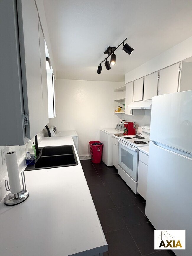 Building Photo - 11004-08