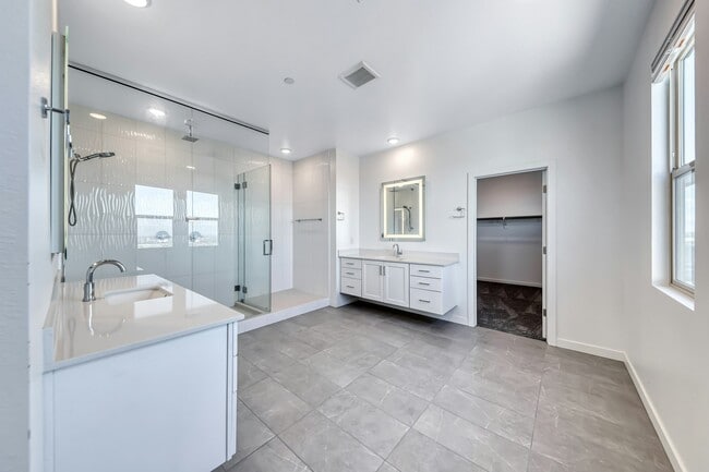 Building Photo - 1038 Delbrook Ave