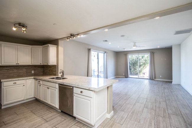 Building Photo - 3609 N Navajo Trail