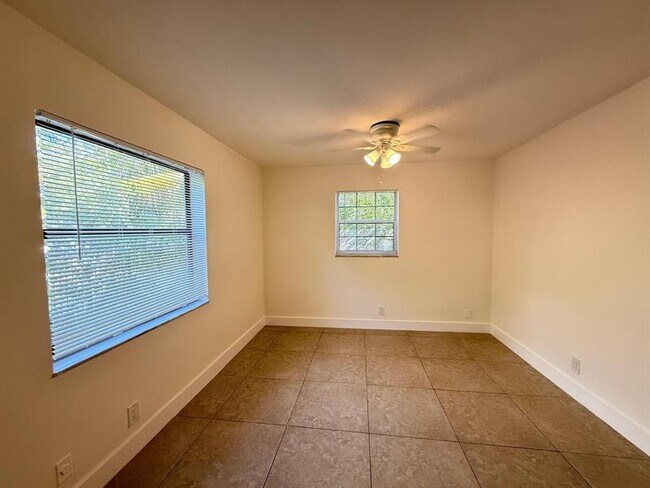 Building Photo - 607 NE 29th Dr