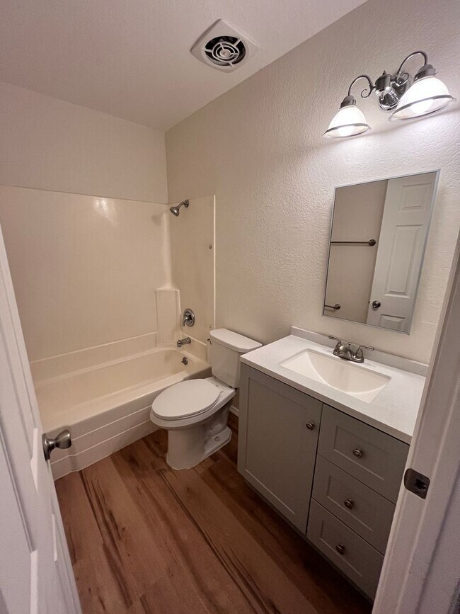 Building Photo - 4150 N Fremont Ave