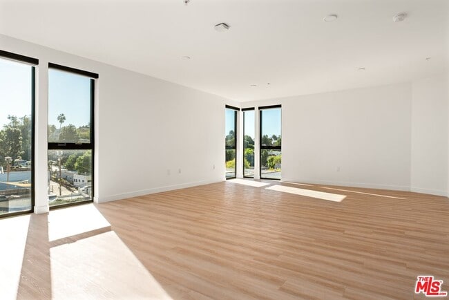 Building Photo - 3004 W Sunset Blvd