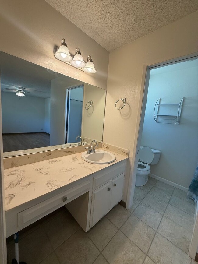 Building Photo - 3 bed 2 bath home available now!