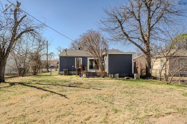 Building Photo - 3121 Sherwood Ln