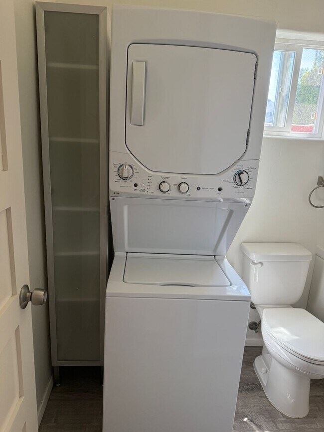 Building Photo - Upstairs 1 bedroom 1 bathroom apartment - Available now