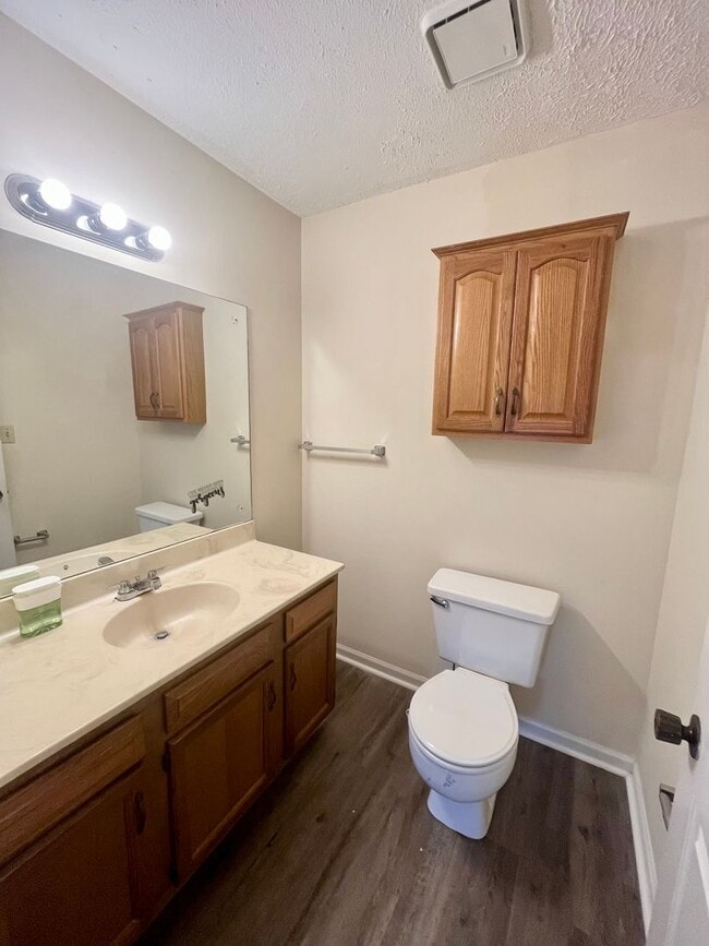 Building Photo - 2BR 1.5BA single story condo located near WKU!