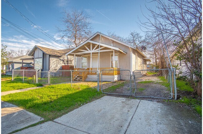 Building Photo - Charming 2BR 1BA Near Downtown