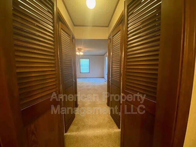 Building Photo - 714 S Marion Ave