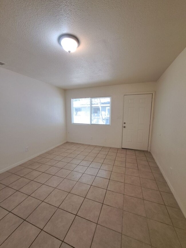 Building Photo - 2221 S Poppy Ave