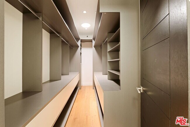 Building Photo - 1516 Forest Knoll Dr