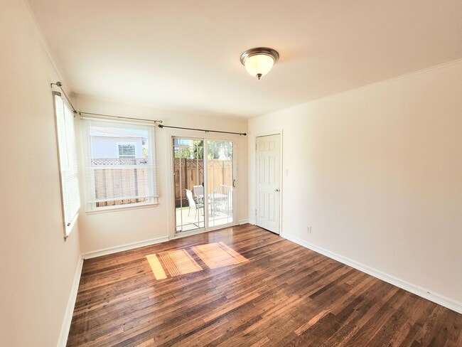Building Photo - 2 bedroom duplex home