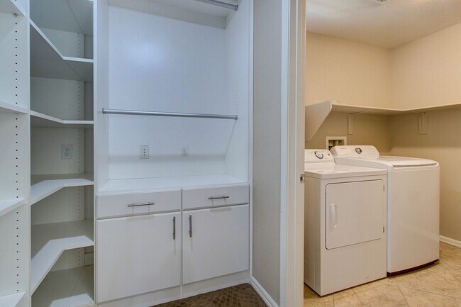 Building Photo - Summerlin Home with downstairs Bed/Bath & Large Patio with Courtyard!
