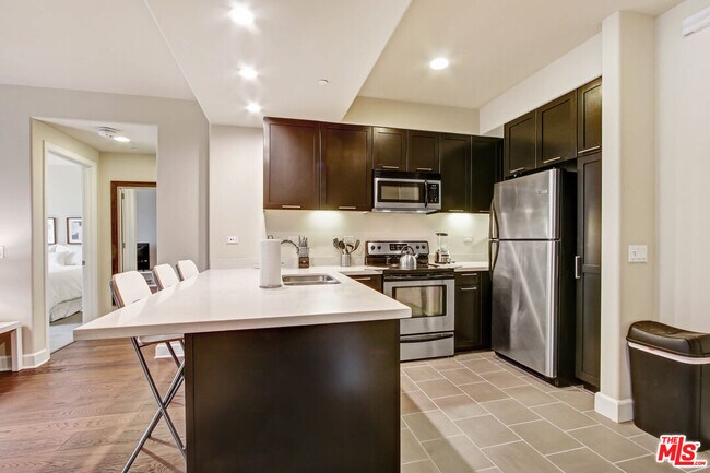 Building Photo - 589 Americana Way