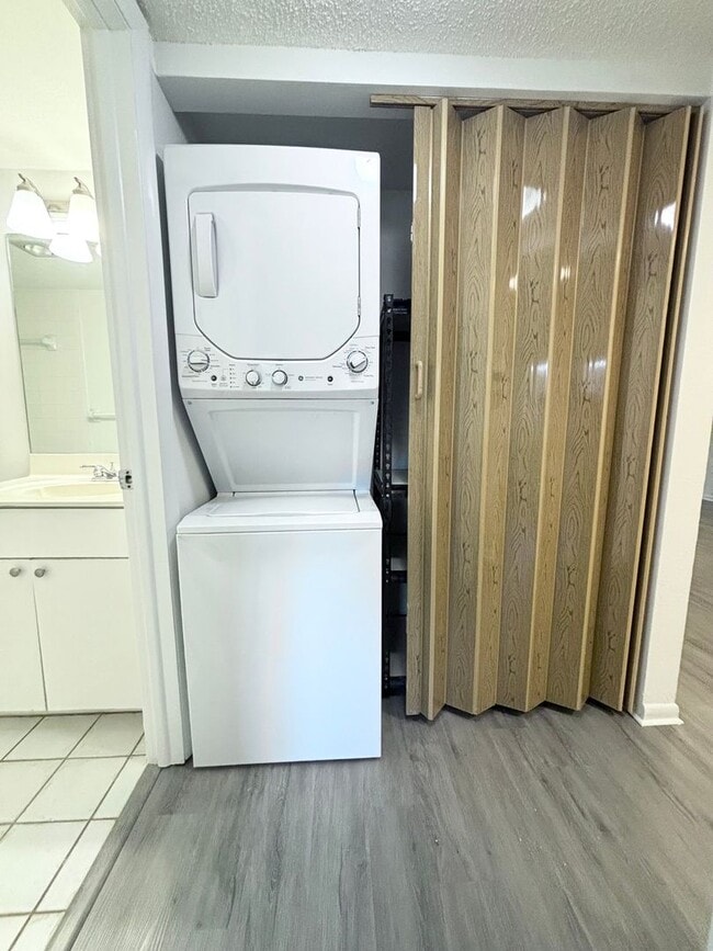 Building Photo - 55+ Community 2/2, Free Water, Pool, Exercise Room