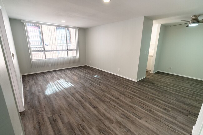 Interior Photo - 314 South Manhattan Place