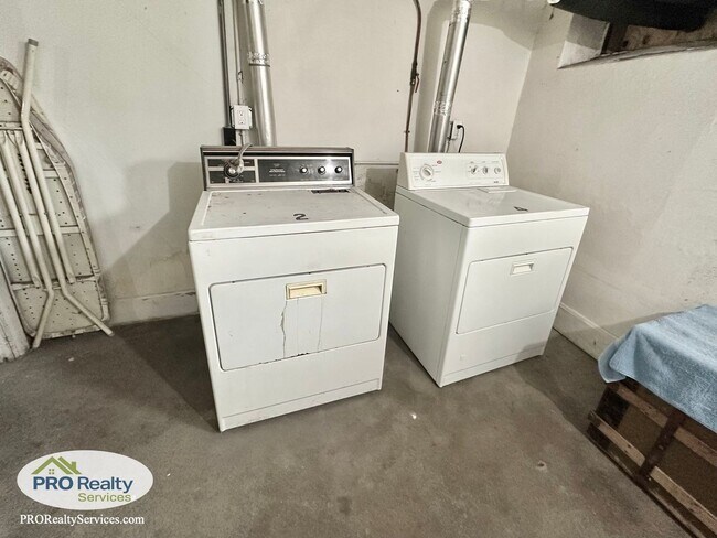 Building Photo - Charming 2 Bedroom Apartment in Northeast ...