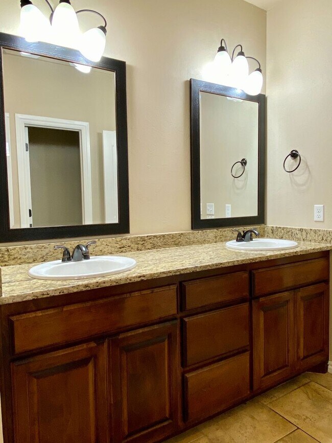 Building Photo - Beautiful 4 Bed, 2 Bath in Deer Creek Schools!