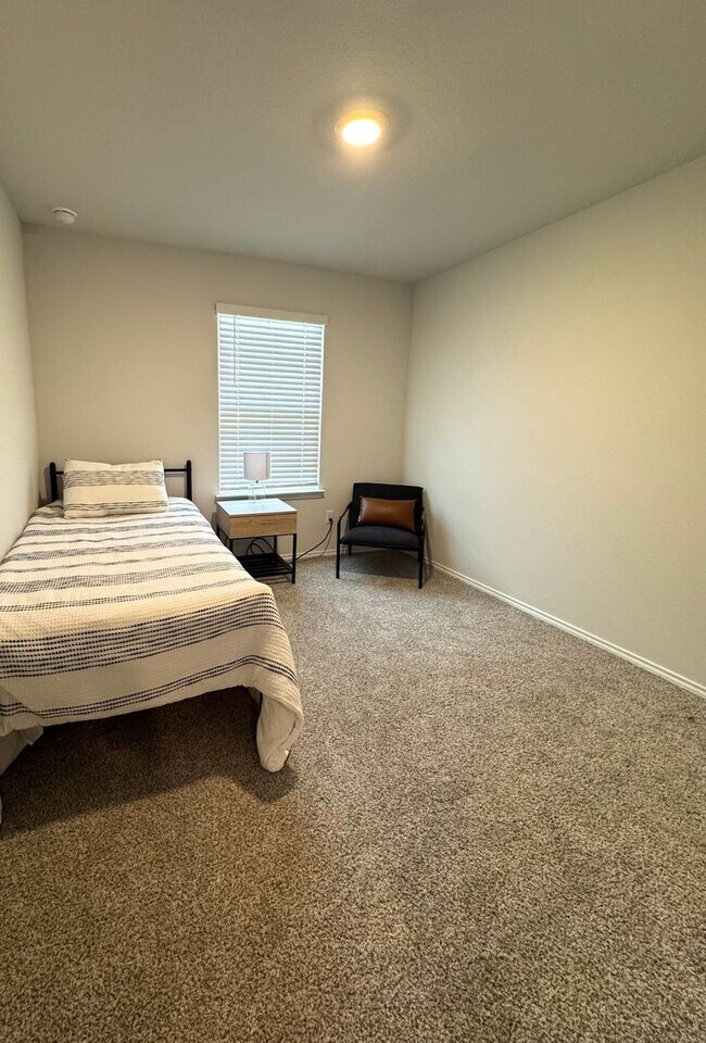 Building Photo - 3-bedroom 2-bathroom house!