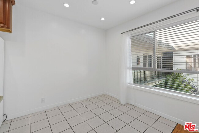 Building Photo - 5468 Blackwelder St
