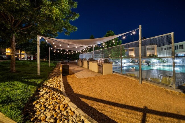 Building Photo - 604 N Bluff Dr