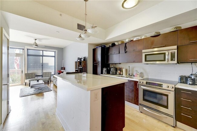 Building Photo - 603 Davis St