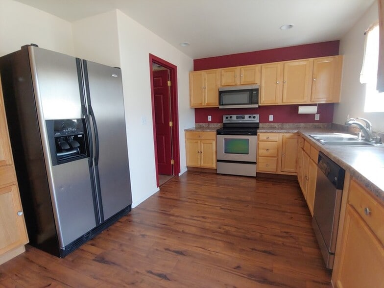 Building Photo - 1093 W 300 S