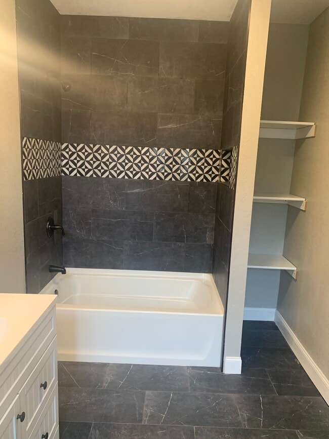 Building Photo - 1118 E Carson St