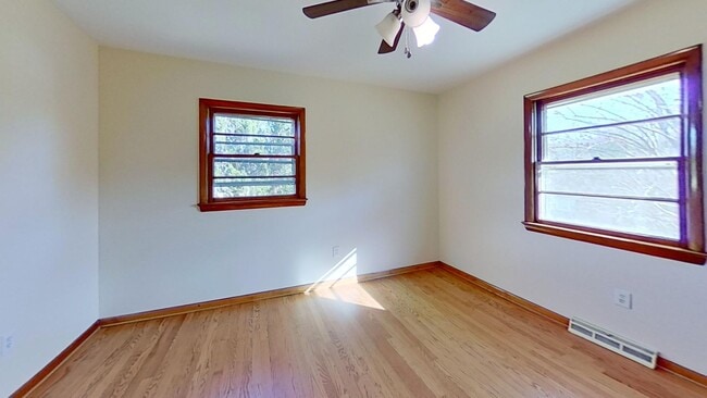 Building Photo - 315 W Main St