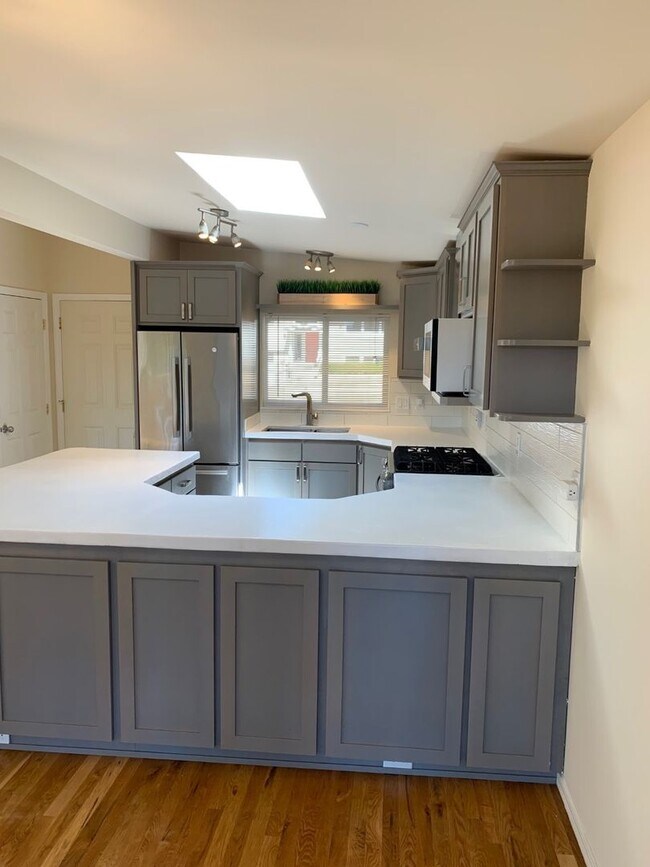 Building Photo - Beautiful and spacious 3 bed + office area...