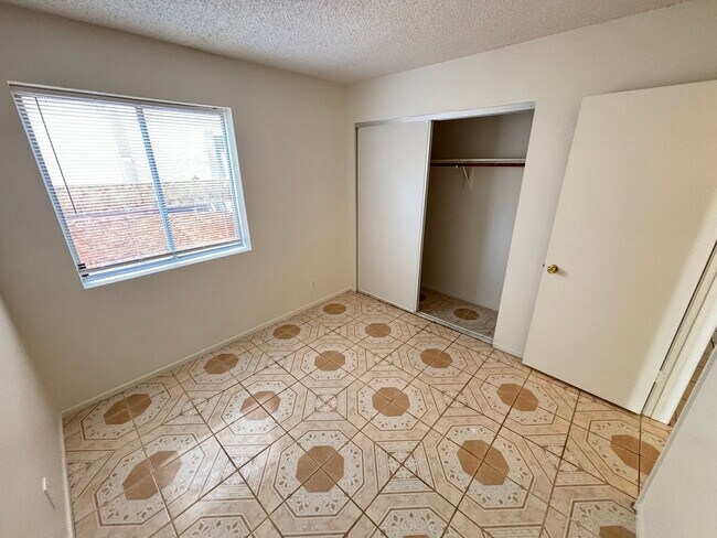 Building Photo - Cute 3Bed/2Bath, 2-Story Home located in t...