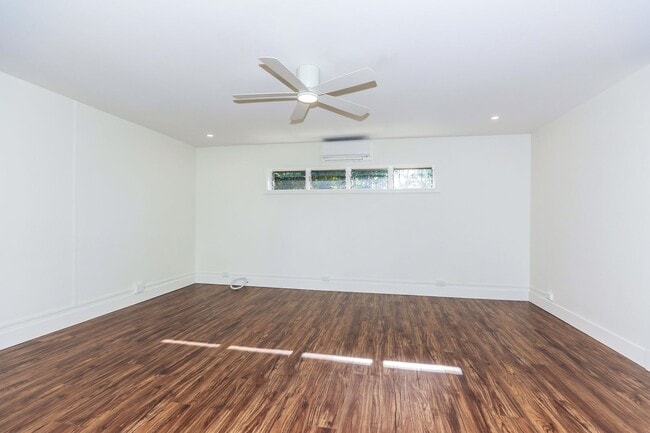 Building Photo - Kahala Avenue Beachside -  1 minute walk to beach  Recently remodeled w/fenced yard. 1 bdrm, 1 ba...