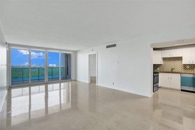 Building Photo - 100 Bayview Dr