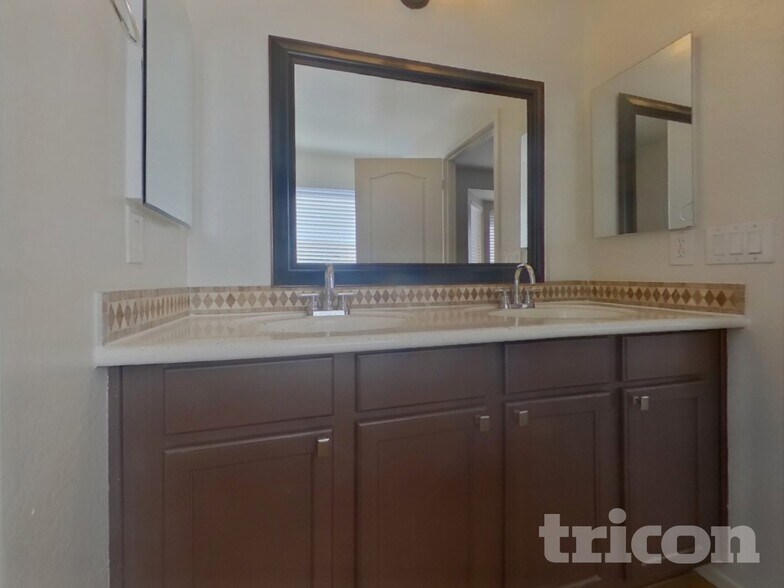 Building Photo - 25841 W Valley View Dr