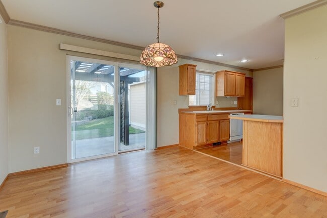 Building Photo - Single Level 3 Bed 2 Bath Home