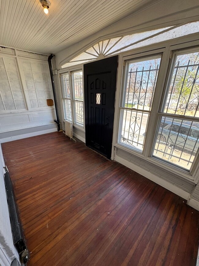 Building Photo - Charming 3BR Home with Private Fenced Yard  Cozy Comfort