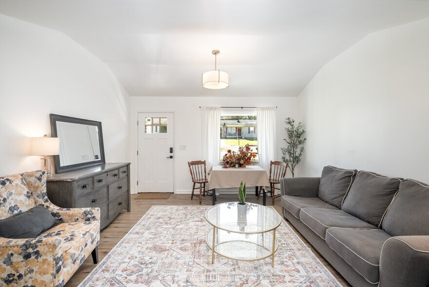 Building Photo - 209 Nowlin Dr