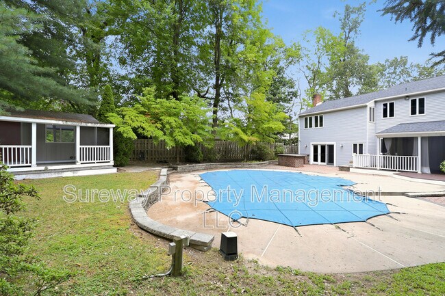 Building Photo - 342 Quaker Rd