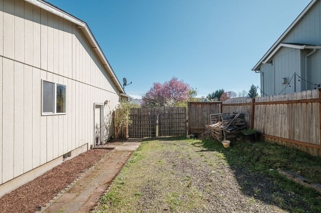 Building Photo - 5448 Siletz Ln