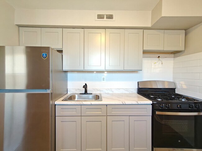 Building Photo - 7108 Oxford Ave