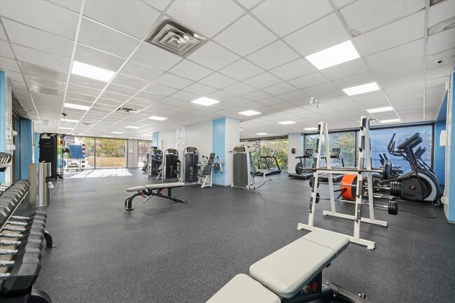 Building Photo - 4343 N Clarendon Ave